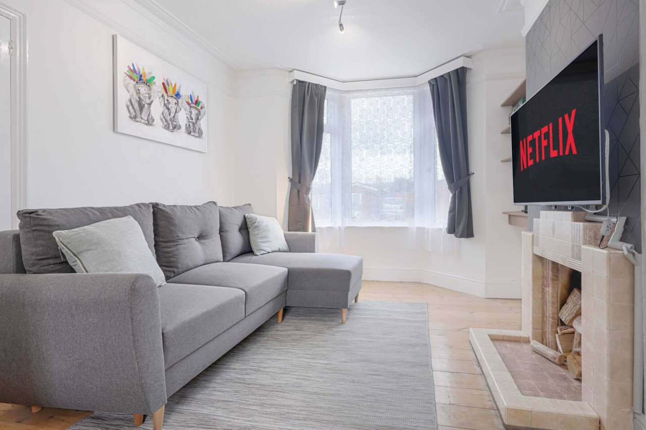 City Centre House • Sleeps 7 • Free Parking • Fast Wifi • Sky TV • Netflix • Self-Check-In • Yoko Property in 116 Derby Road - Property image 12 - VivreStays