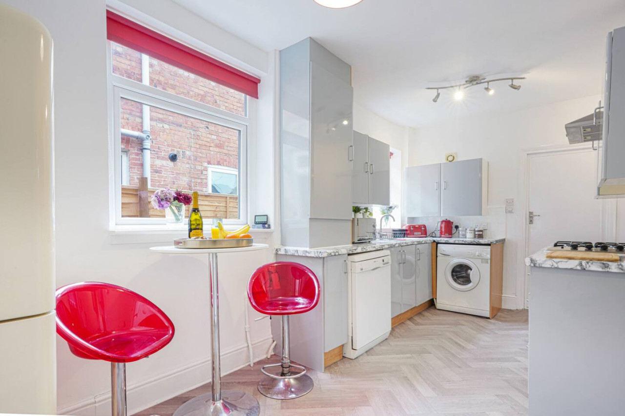 City Centre House • Sleeps 7 • Free Parking • Fast Wifi • Sky TV • Netflix • Self-Check-In • Yoko Property in 116 Derby Road - Property image 13 - VivreStays