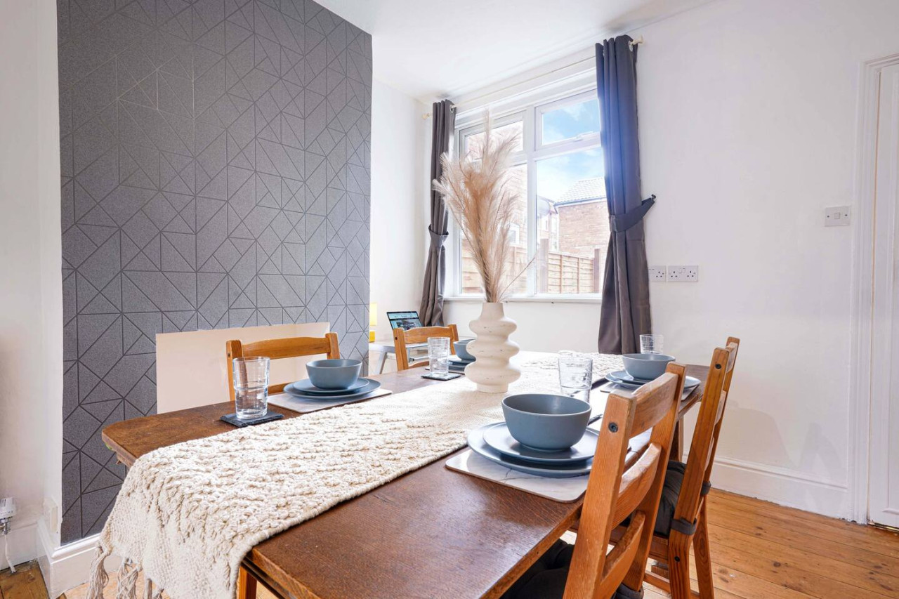 City Centre House • Sleeps 7 • Free Parking • Fast Wifi • Sky TV • Netflix • Self-Check-In • Yoko Property in 116 Derby Road - Property image 15 - VivreStays
