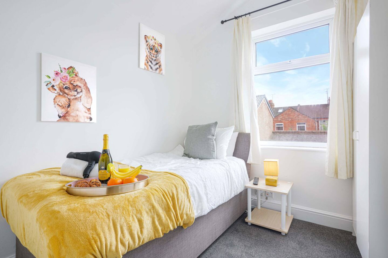 City Centre House • Sleeps 7 • Free Parking • Fast Wifi • Sky TV • Netflix • Self-Check-In • Yoko Property in 116 Derby Road - Property image 8 - VivreStays