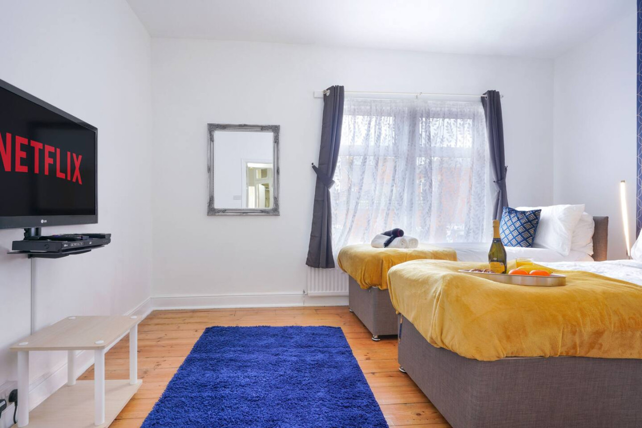 City Centre House • Sleeps 7 • Free Parking • Fast Wifi • Sky TV • Netflix • Self-Check-In • Yoko Property in 116 Derby Road - Property image 2 - VivreStays
