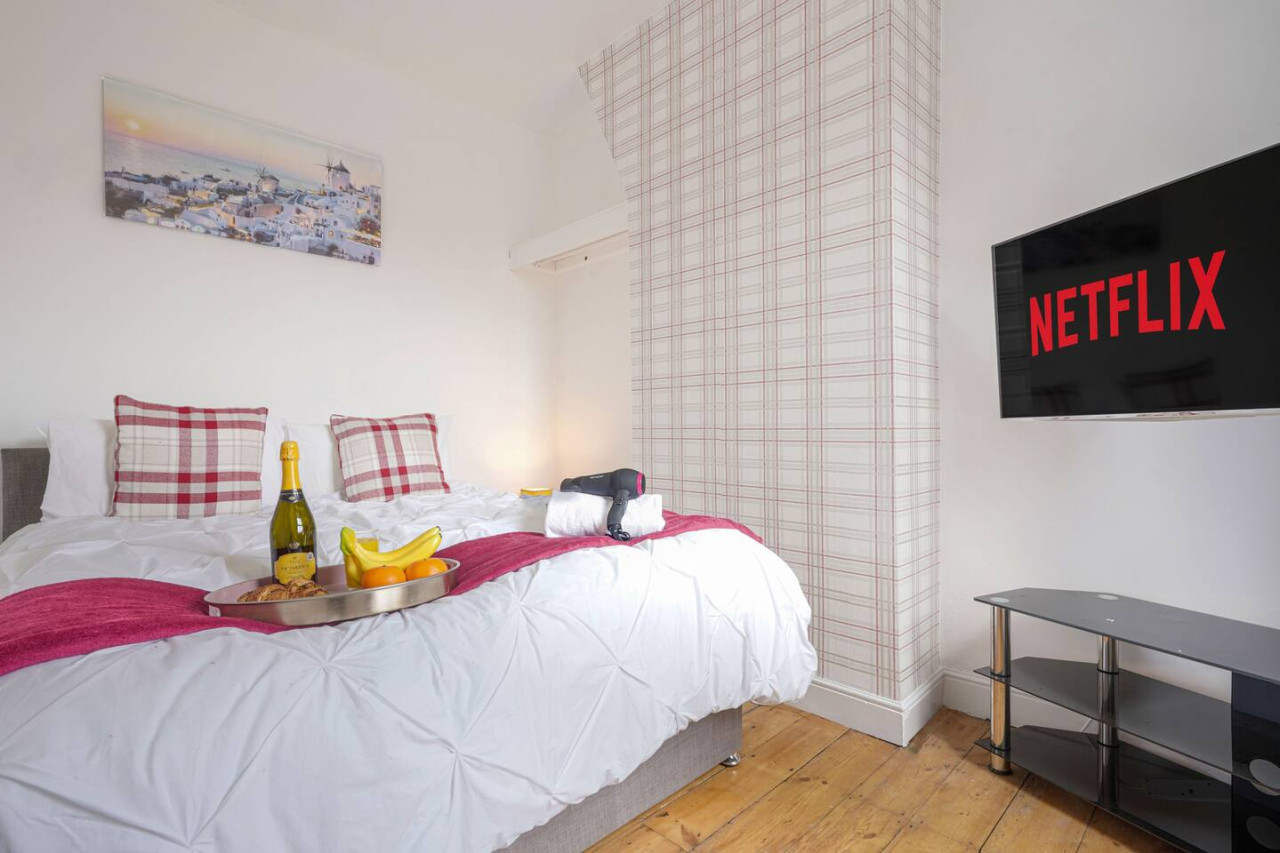 City Centre House • Sleeps 7 • Free Parking • Fast Wifi • Sky TV • Netflix • Self-Check-In • Yoko Property in 116 Derby Road - Property image 7 - VivreStays