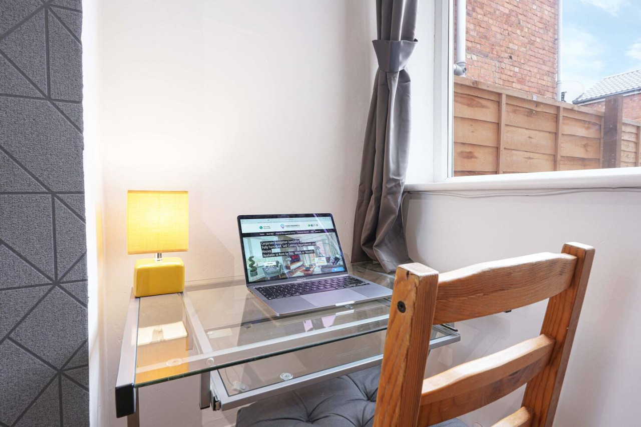 City Centre House • Sleeps 7 • Free Parking • Fast Wifi • Sky TV • Netflix • Self-Check-In • Yoko Property in 116 Derby Road - Property image 17 - VivreStays