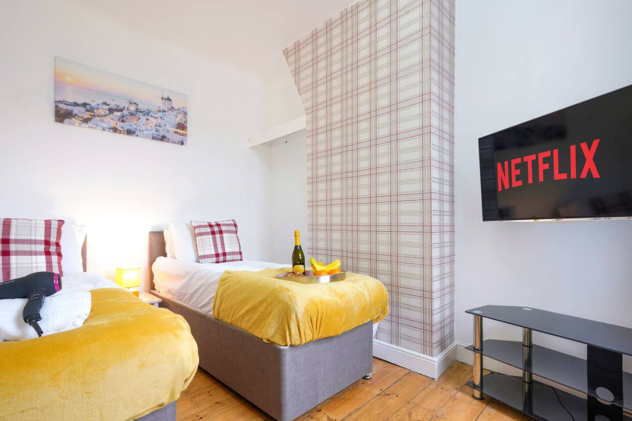 City Centre House • Sleeps 7 • Free Parking • Fast Wifi • Sky TV • Netflix • Self-Check-In • Yoko Property in 116 Derby Road - Property image 5 - VivreStays