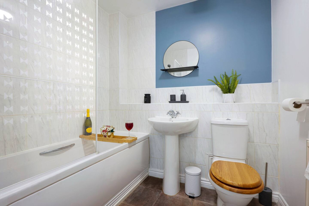 Stylish Apartment near City Centre w/ Free Parking in 101 Swan Lane - Property image 15 - VivreStays