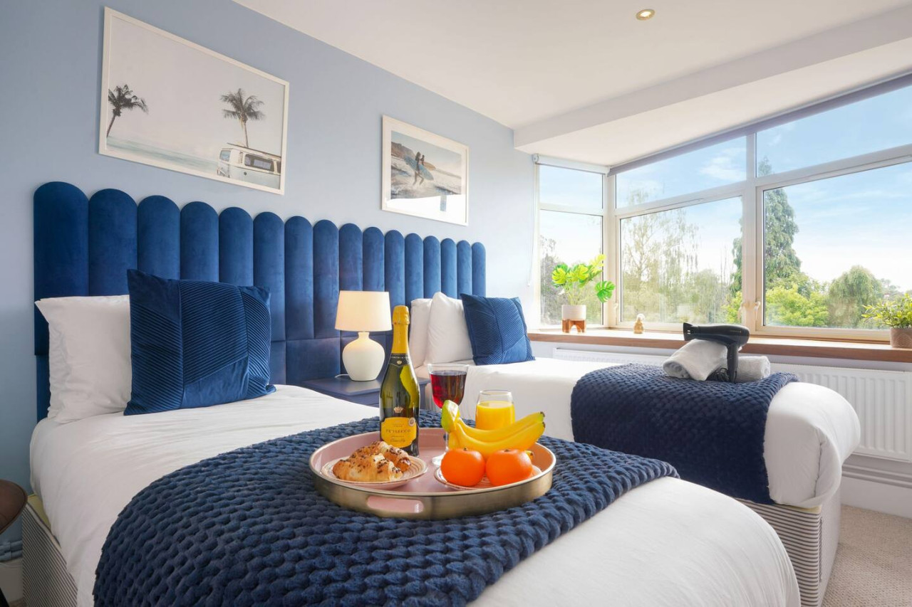 Stunning 2 Bedroom Apt - Parking, Balcony & Wifi in 33 Warwick Avenue - Property image 2 - VivreStays