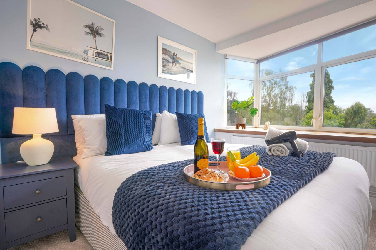Stunning 2 Bedroom Apt - Parking, Balcony & Wifi in 33 Warwick Avenue - Property image 4 - VivreStays