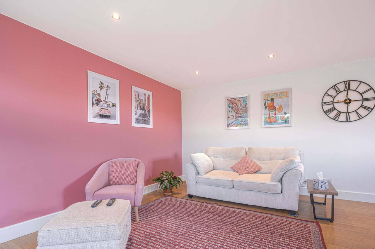 Stunning 2 Bedroom Apt - Parking, Balcony & Wifi in 33 Warwick Avenue - Property image 13 - VivreStays