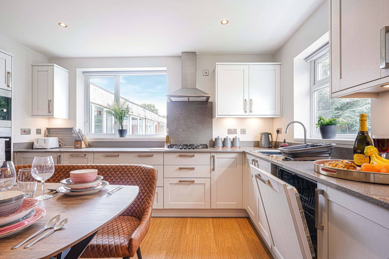 Stunning 2 Bedroom Apt - Parking, Balcony & Wifi in 33 Warwick Avenue - Property image 16 - VivreStays