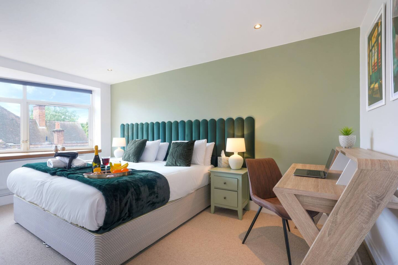 Stunning 2 Bedroom Apt - Parking, Balcony & Wifi in 33 Warwick Avenue - Property image 5 - VivreStays