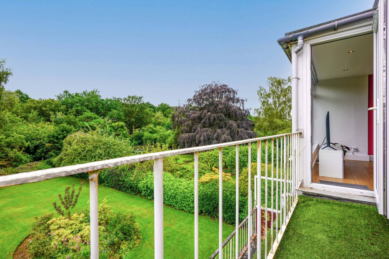Stunning 2 Bedroom Apt - Parking, Balcony & Wifi in 33 Warwick Avenue - Property image 19 - VivreStays