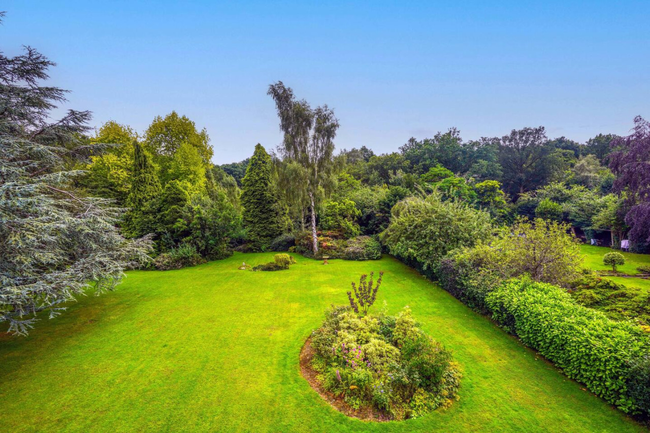 Stunning 2 Bedroom Apt - Parking, Balcony & Wifi in 33 Warwick Avenue - Property image 20 - VivreStays