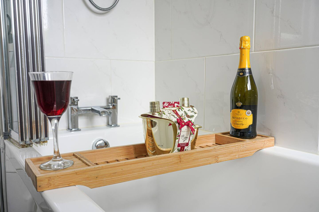 Stunning 2 Bedroom Apt - Parking, Balcony & Wifi in 33 Warwick Avenue - Property image 11 - VivreStays