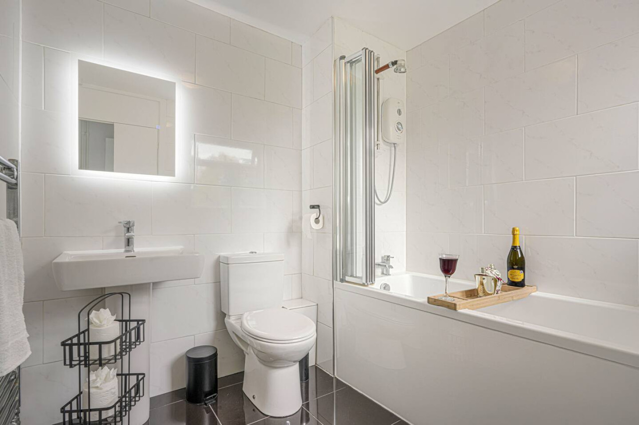 Stunning 2 Bedroom Apt - Parking, Balcony & Wifi in 33 Warwick Avenue - Property image 10 - VivreStays