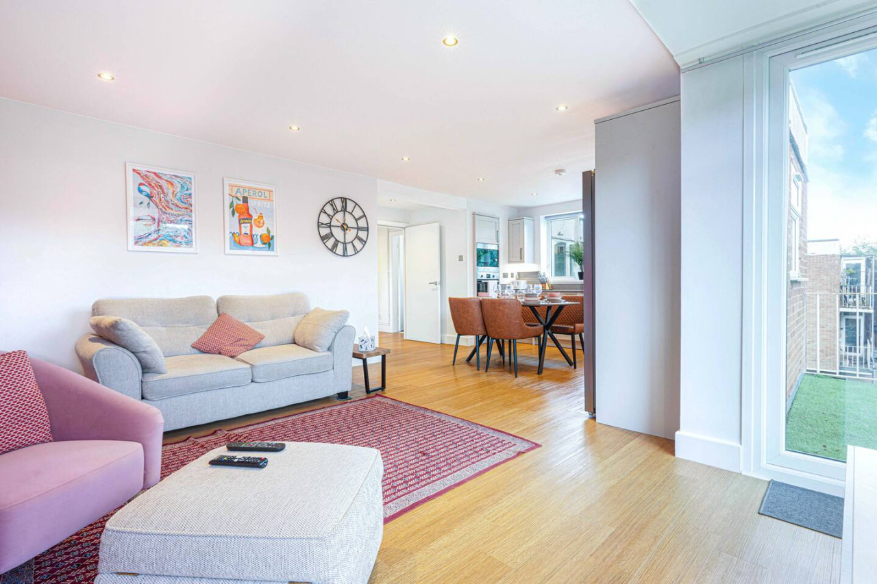 Stunning 2 Bedroom Apt - Parking, Balcony & Wifi in 33 Warwick Avenue - Property image 14 - VivreStays