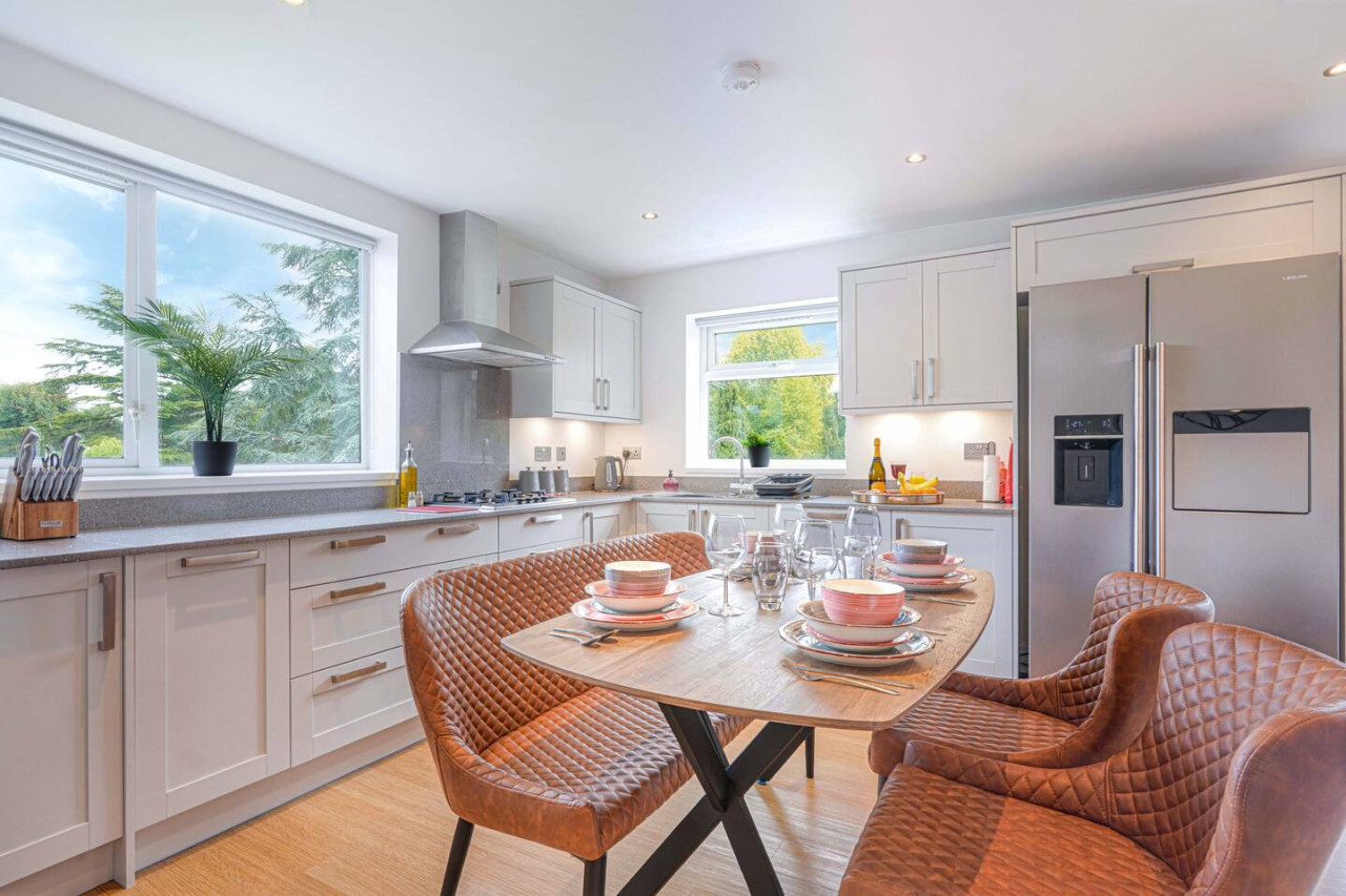 Stunning 2 Bedroom Apt - Parking, Balcony & Wifi in 33 Warwick Avenue - Property image 15 - VivreStays