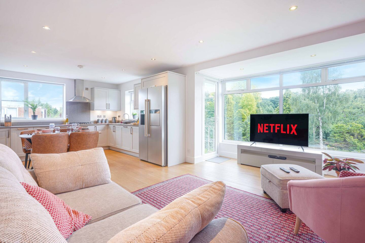 Stunning 2 Bedroom Apt - Parking, Balcony & Wifi in 33 Warwick Avenue - Property image 12 - VivreStays
