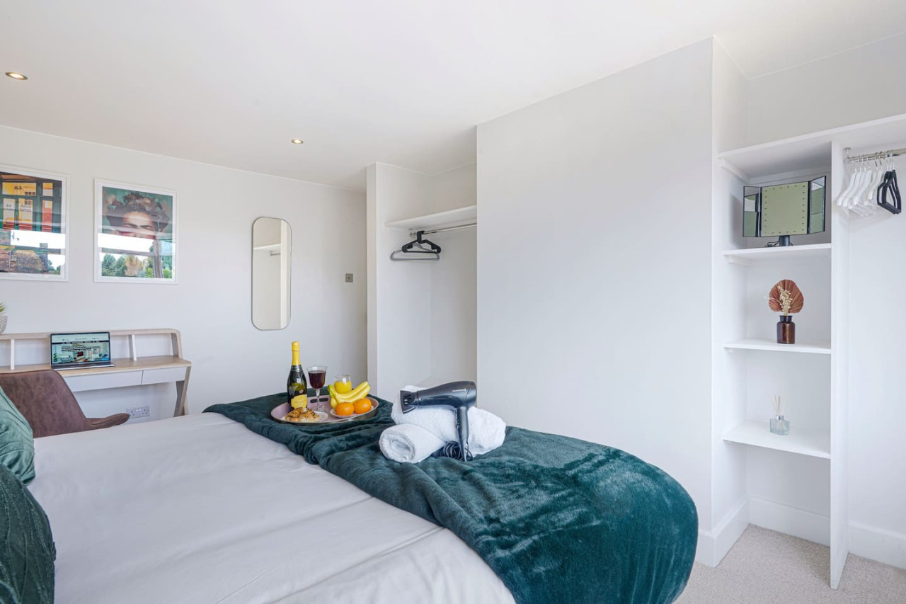 Stunning 2 Bedroom Apt - Parking, Balcony & Wifi in 33 Warwick Avenue - Property image 6 - VivreStays