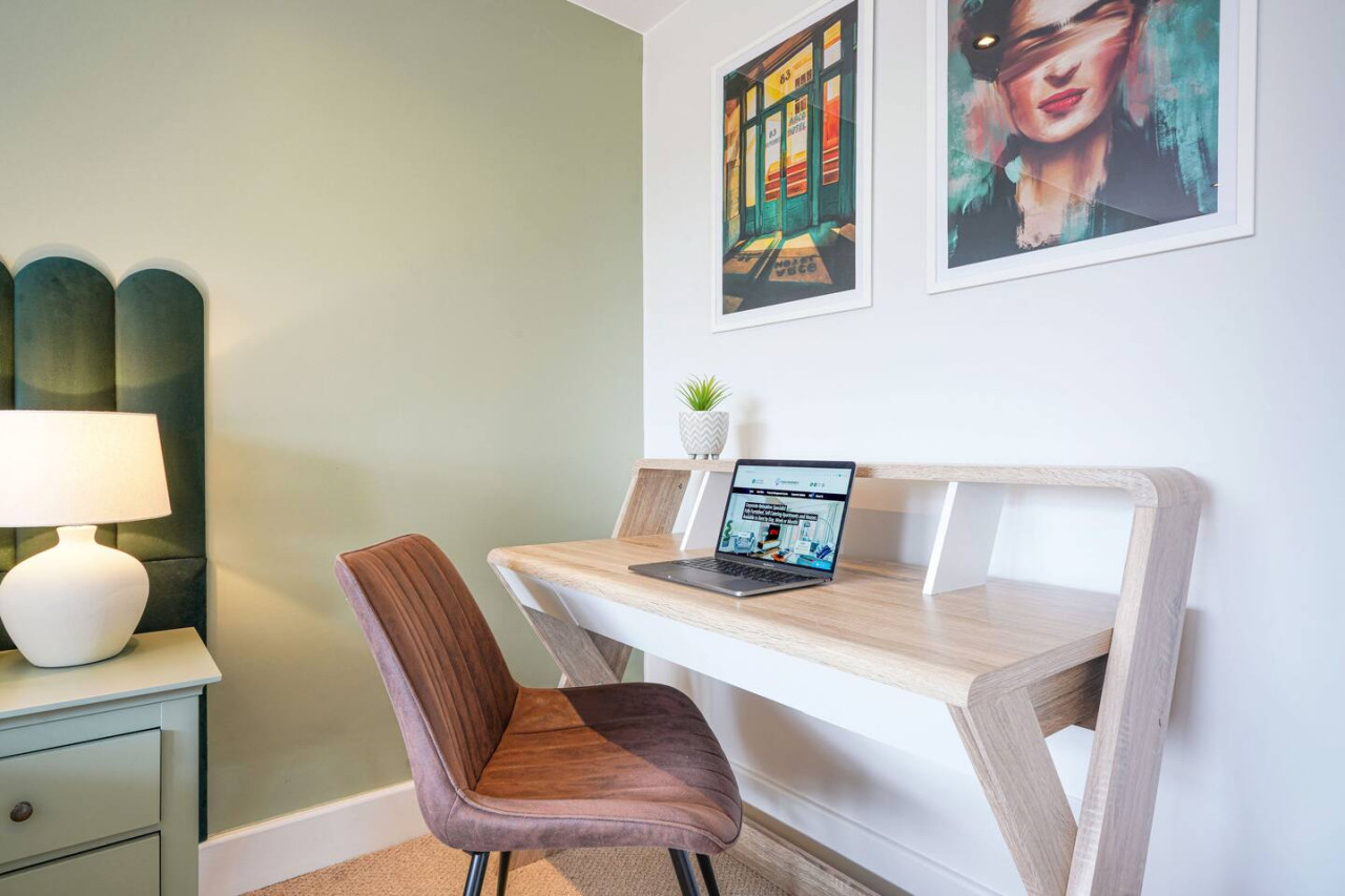 Stunning 2 Bedroom Apt - Parking, Balcony & Wifi in 33 Warwick Avenue - Property image 8 - VivreStays