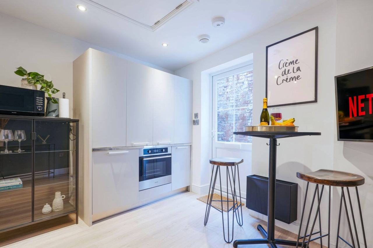 Boutique Apartment • City Centre • Free Parking • Fast WiFi • Self-Check-In in Little Church Street - Property image 9 - VivreStays