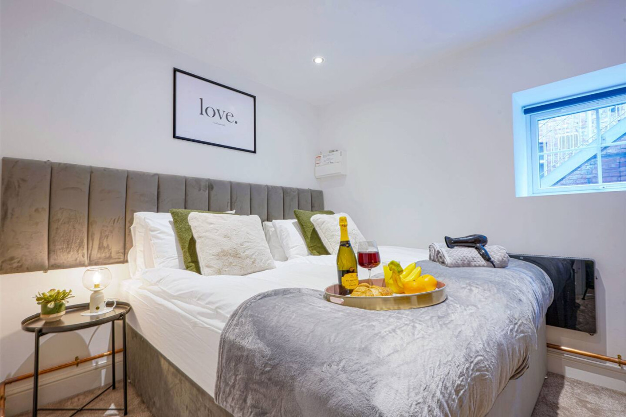 Boutique Apartment • City Centre • Free Parking • Fast WiFi • Self-Check-In in Little Church Street - Property image 2 - VivreStays