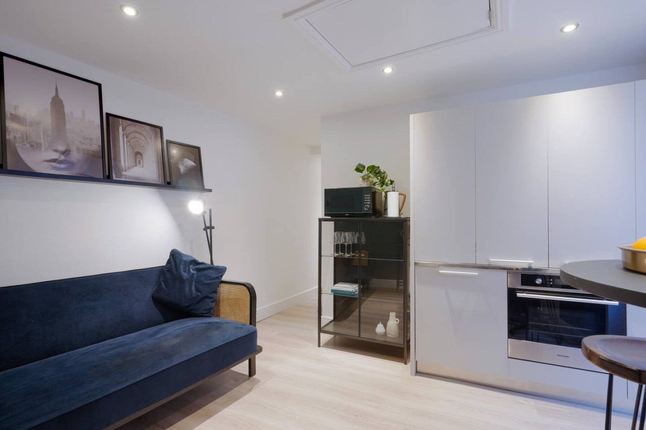 Boutique Apartment • City Centre • Free Parking • Fast WiFi • Self-Check-In in Little Church Street - Property image 11 - VivreStays