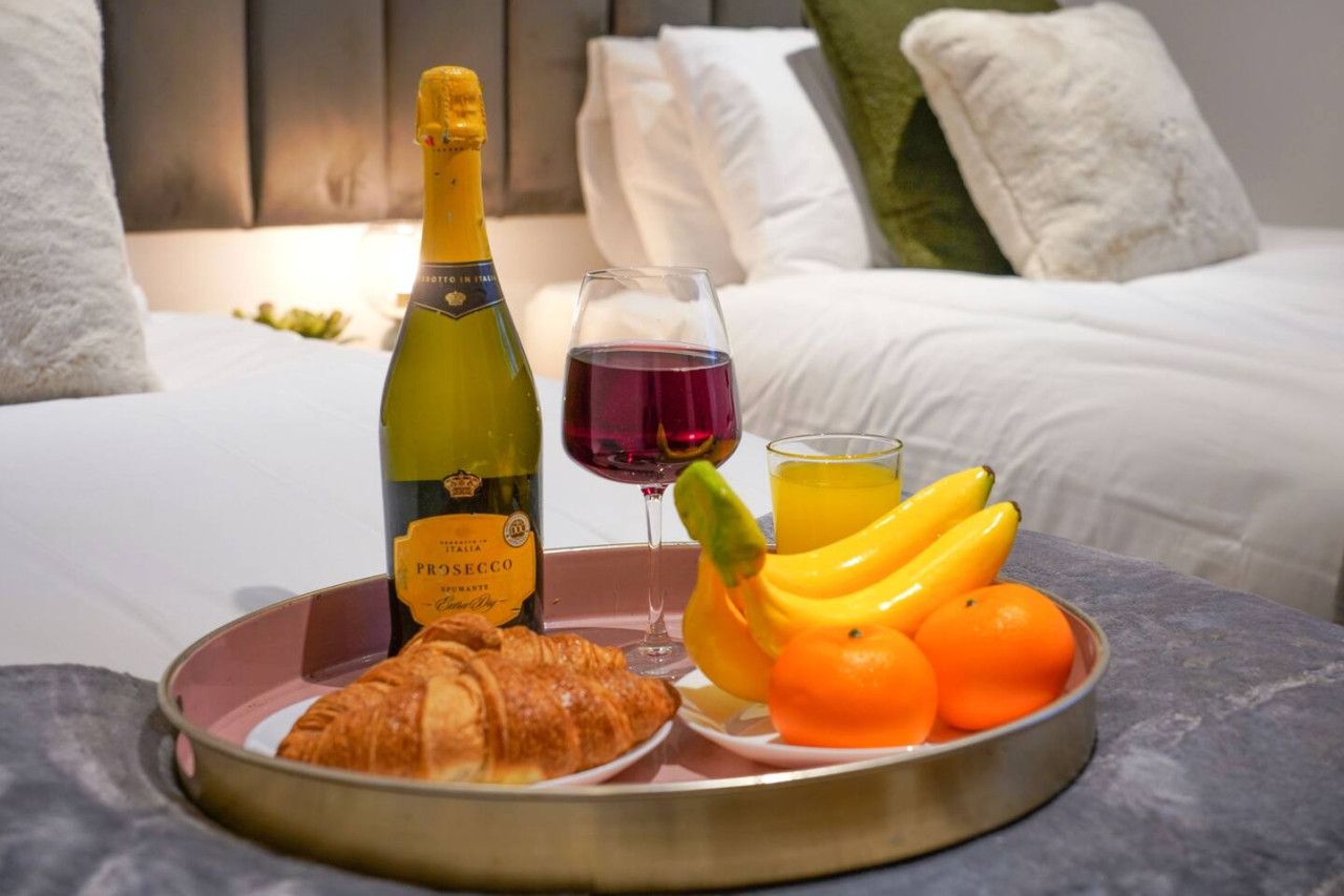 Boutique Apartment • City Centre • Free Parking • Fast WiFi • Self-Check-In in Little Church Street - Property image 3 - VivreStays
