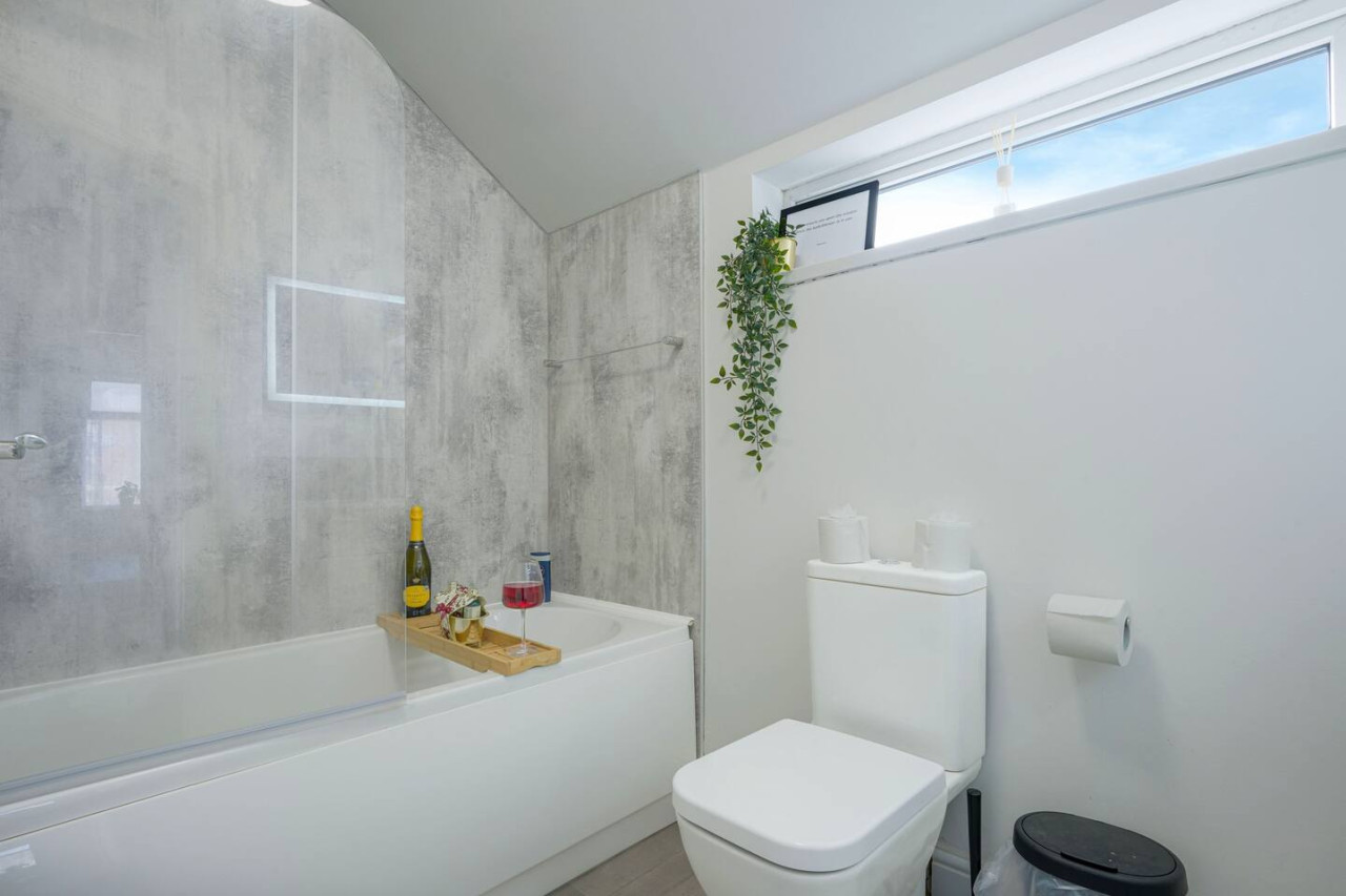Welcoming House • Great Location • Sleep 6 • Free Parking • Fast Wifi in 64 Balmoral Road - Property image 13 - VivreStays