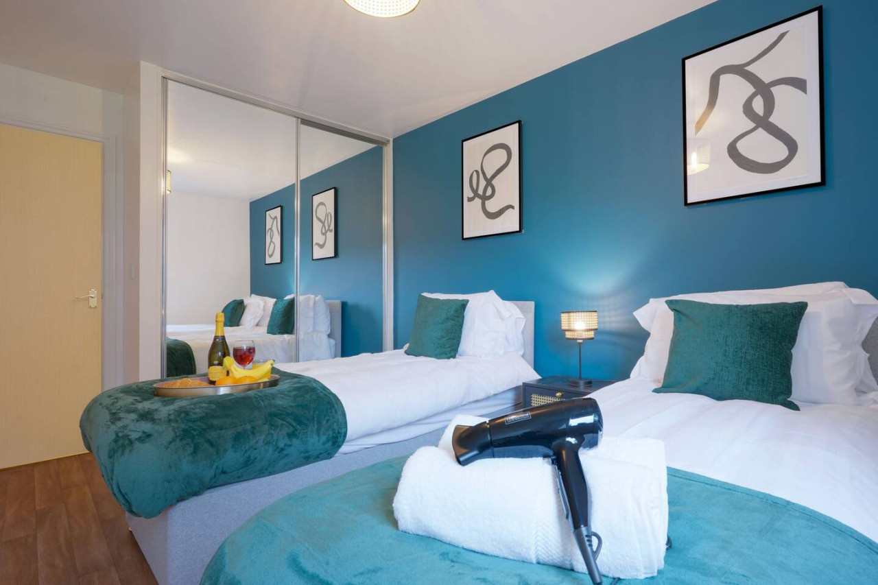 Central Apartment - Free Parking & Fast Wi-Fi in 58 Thackhall Street - Property image 3 - VivreStays