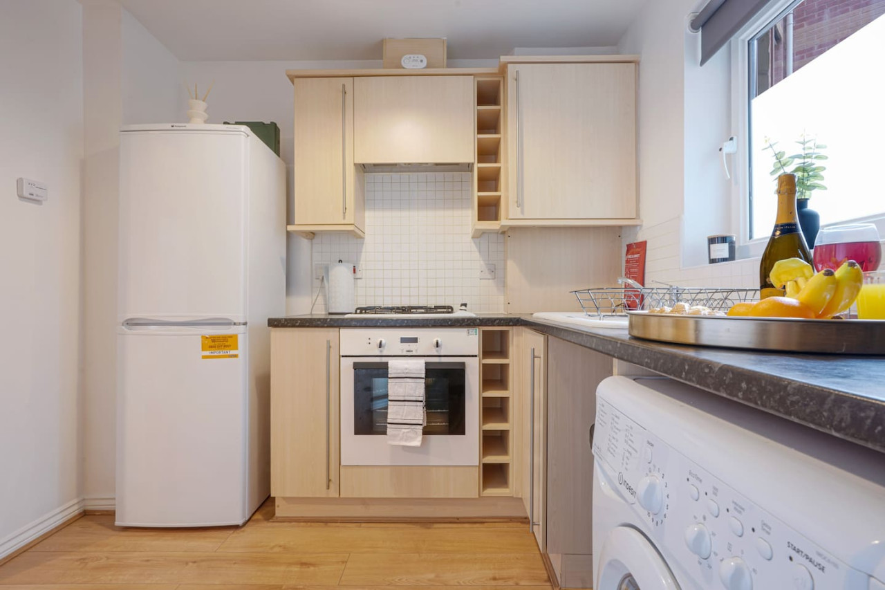 Central Apartment - Free Parking & Fast Wi-Fi in 58 Thackhall Street - Property image 11 - VivreStays