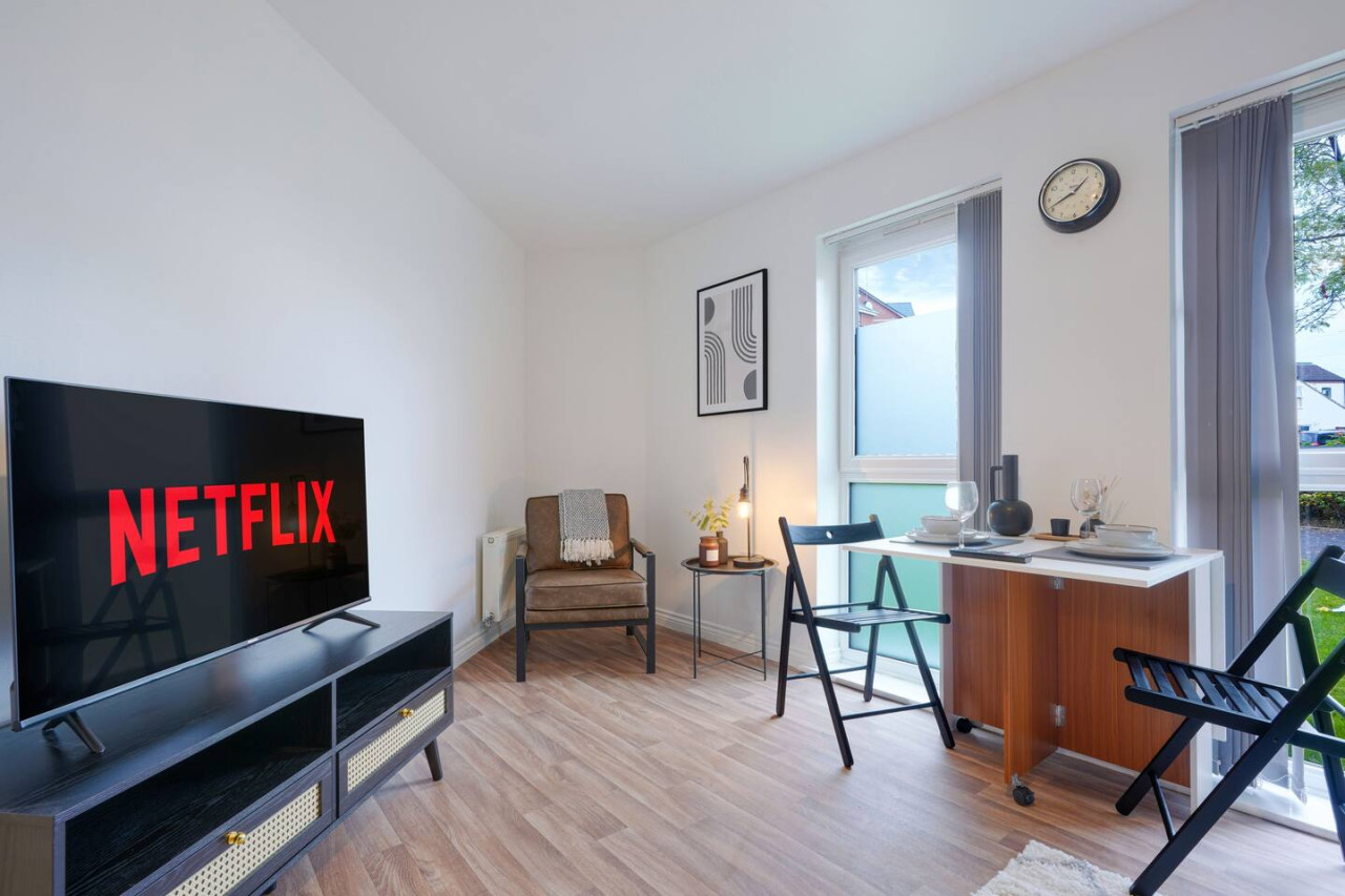 Central Apartment - Free Parking & Fast Wi-Fi in 58 Thackhall Street - Property image 5 - VivreStays