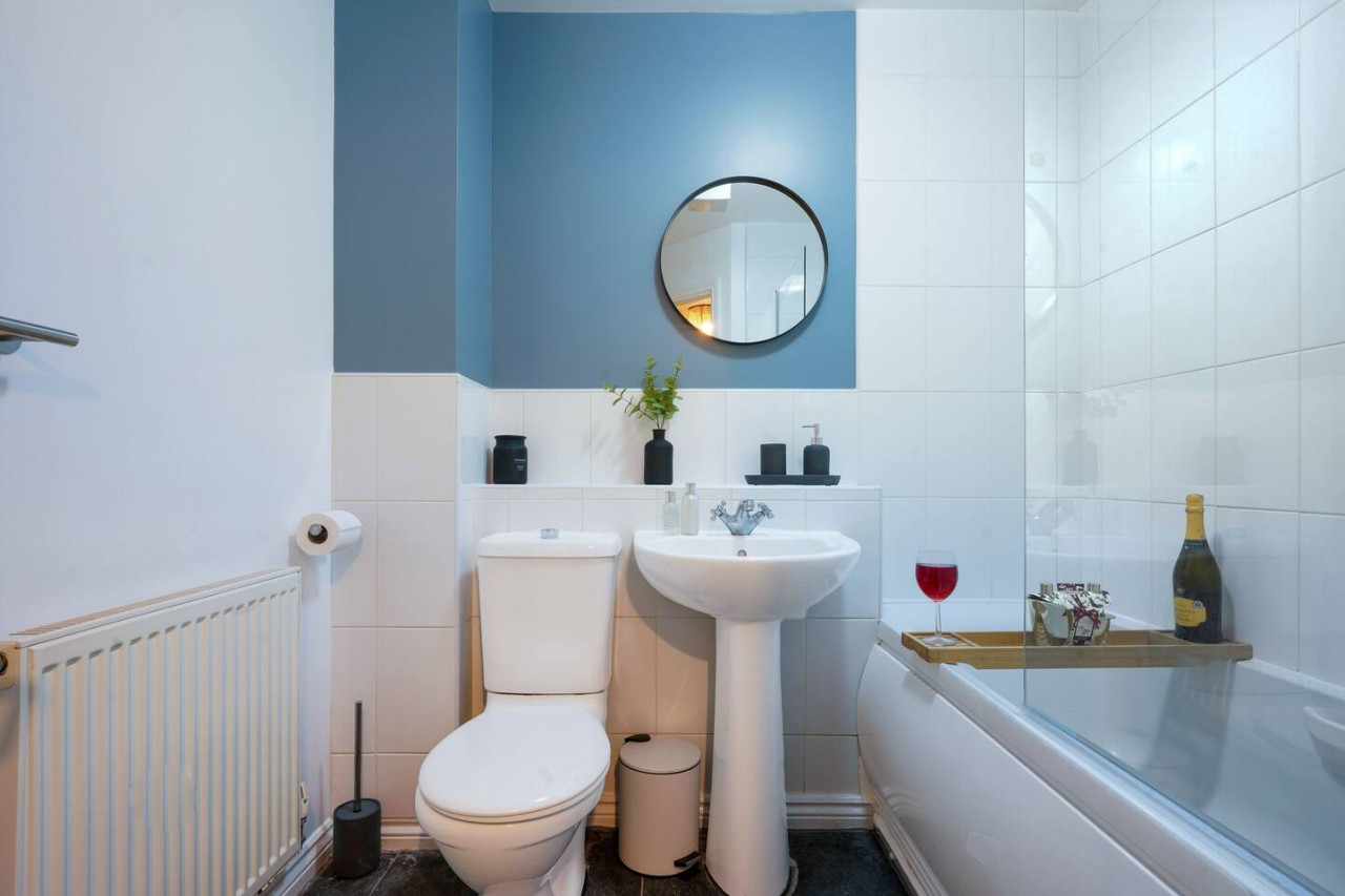 Central Apartment - Free Parking & Fast Wi-Fi in 58 Thackhall Street - Property image 13 - VivreStays