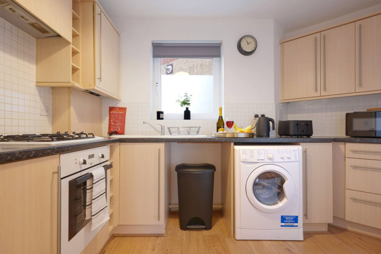 Central Apartment - Free Parking & Fast Wi-Fi in 58 Thackhall Street - Property image 10 - VivreStays