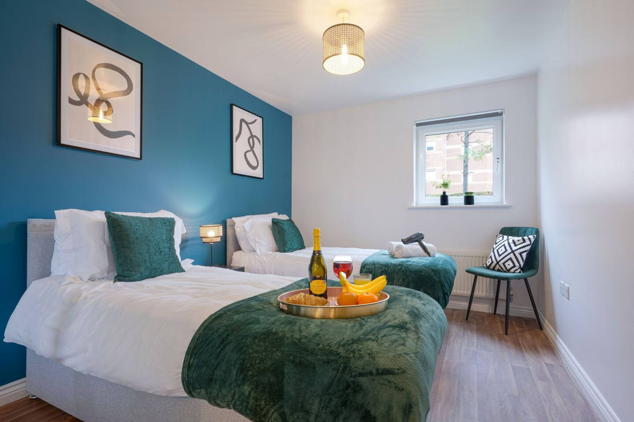 Central Apartment - Free Parking & Fast Wi-Fi in 58 Thackhall Street - Property image 2 - VivreStays