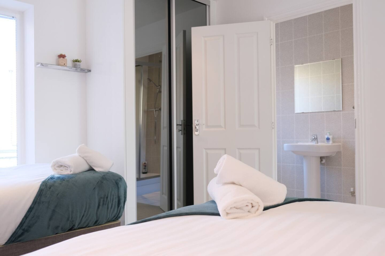 Prime Location 4 Bedroom 3.5 Bath House - Sleeps 8 in 5 Columbia Place - Property image 6 - VivreStays