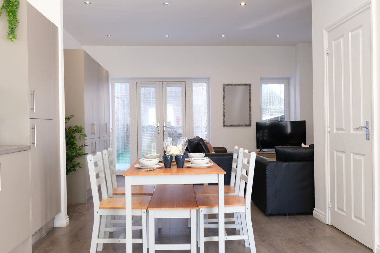 Prime Location 4 Bedroom 3.5 Bath House - Sleeps 8 in 5 Columbia Place - Property image 15 - VivreStays