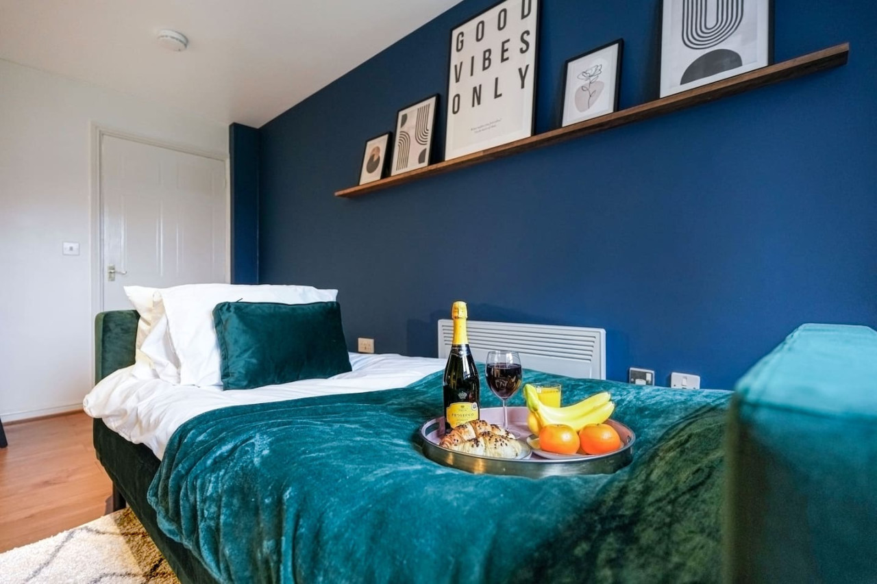 Central Apartment - Free Parking & Fast Wifi in Seymour House, Sandy Lane - Property image 12 - VivreStays