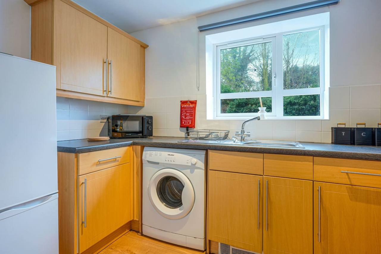 Central Apartment - Free Parking & Fast Wifi in Seymour House, Sandy Lane - Property image 14 - VivreStays