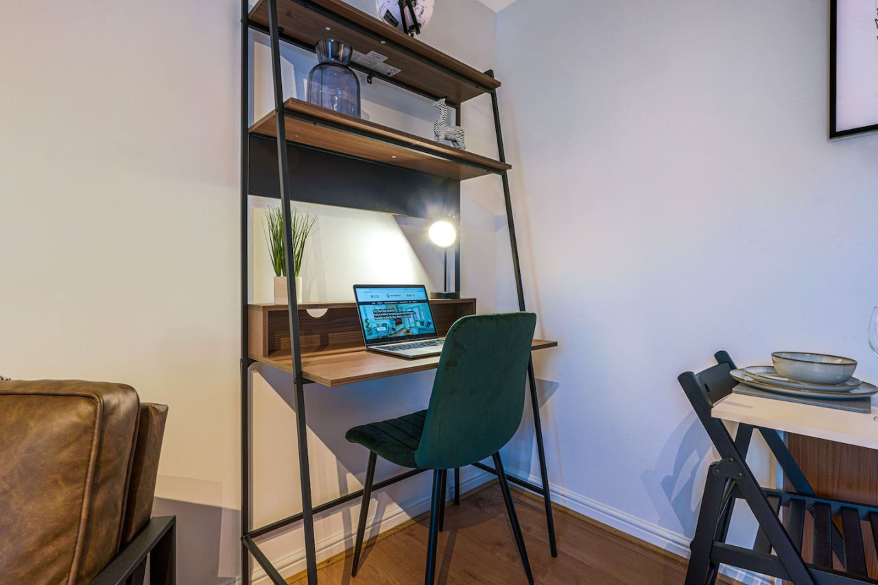 Central Apartment - Free Parking & Fast Wifi in Seymour House, Sandy Lane - Property image 9 - VivreStays