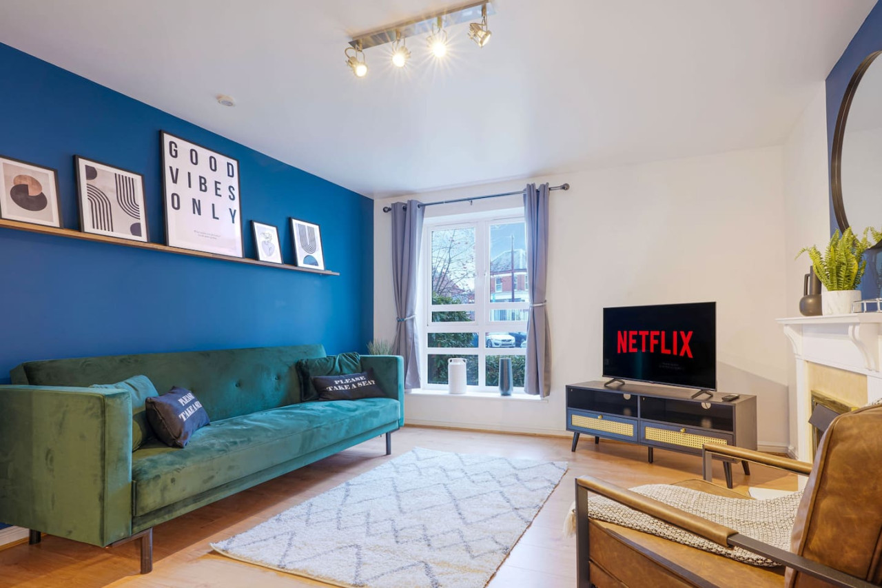 Central Apartment - Free Parking & Fast Wifi in Seymour House, Sandy Lane - Property image 5 - VivreStays