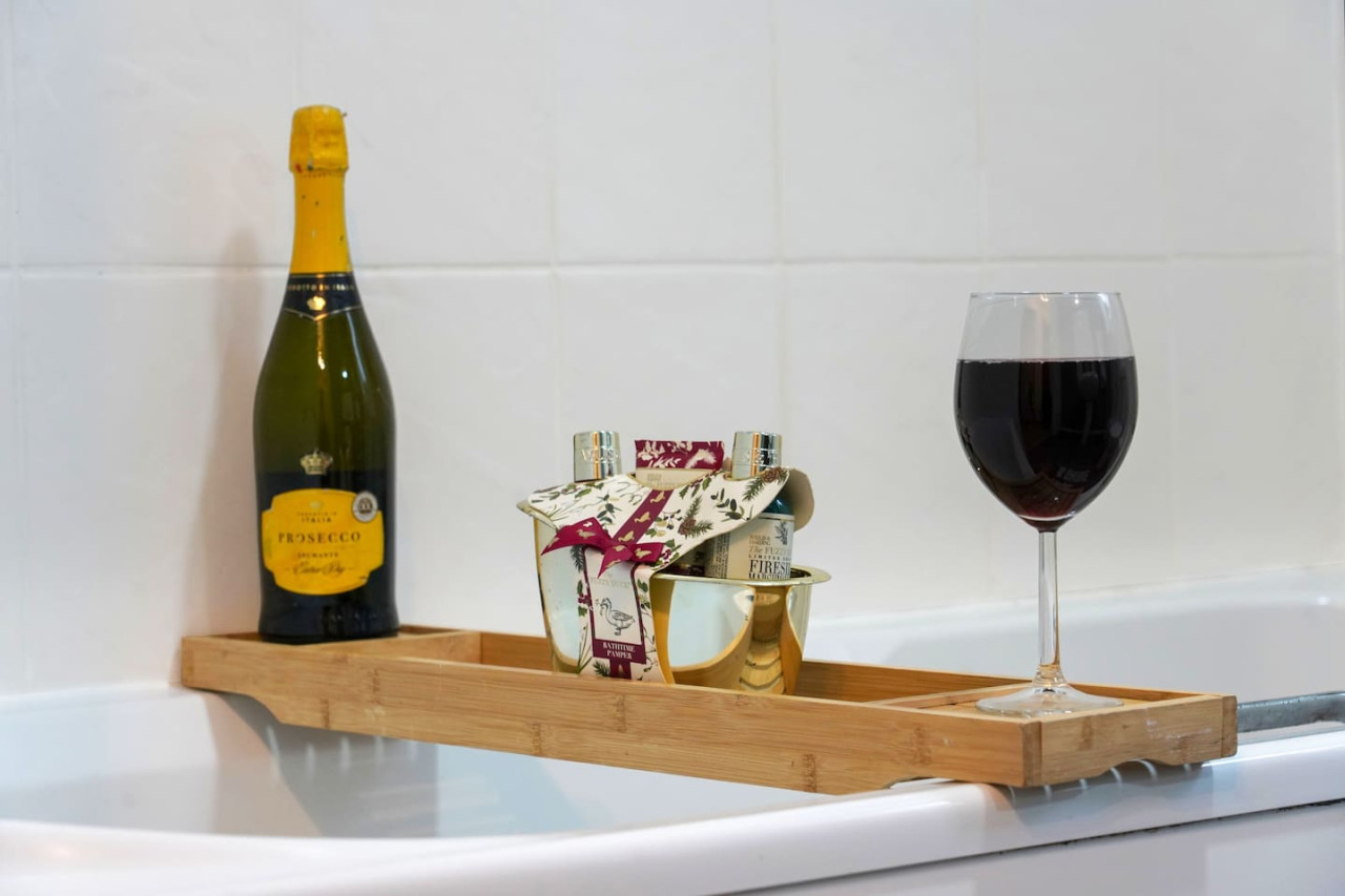 Central Apartment - Free Parking & Fast Wifi in Seymour House, Sandy Lane - Property image 11 - VivreStays