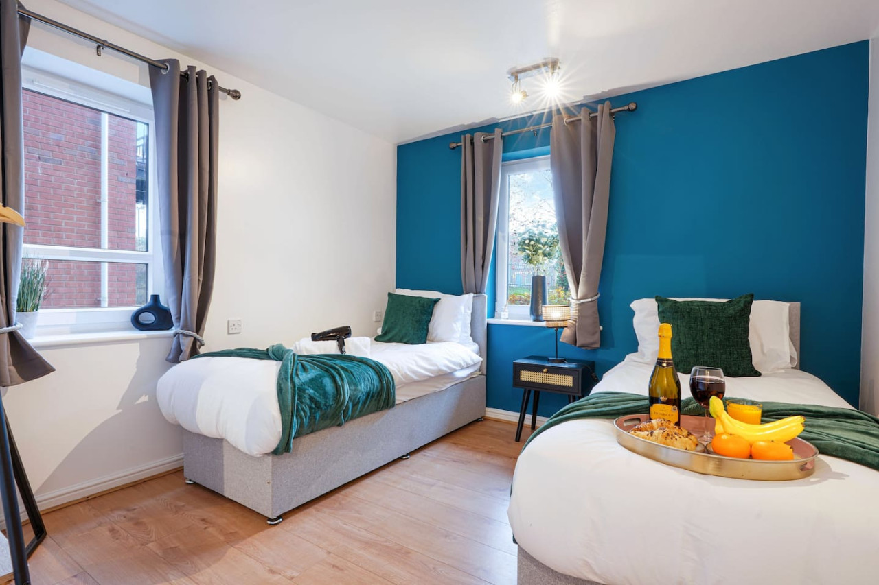 Central Apartment - Free Parking & Fast Wifi in Seymour House, Sandy Lane - Property image 3 - VivreStays