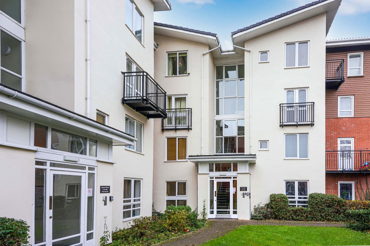 Central Apartment - Free Parking & Fast Wifi in Seymour House, Sandy Lane - Property image 20 - VivreStays