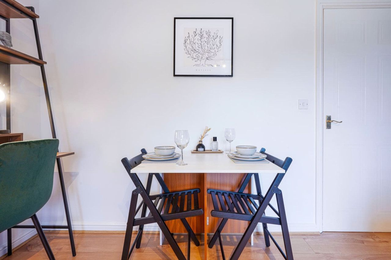 Central Apartment - Free Parking & Fast Wifi in Seymour House, Sandy Lane - Property image 8 - VivreStays