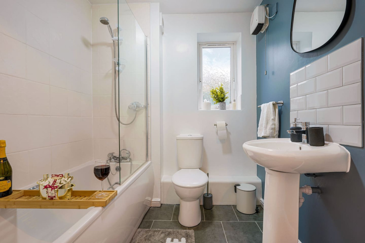 Central Apartment - Free Parking & Fast Wifi in Seymour House, Sandy Lane - Property image 10 - VivreStays