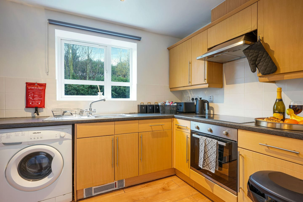 Central Apartment - Free Parking & Fast Wifi in Seymour House, Sandy Lane - Property image 13 - VivreStays