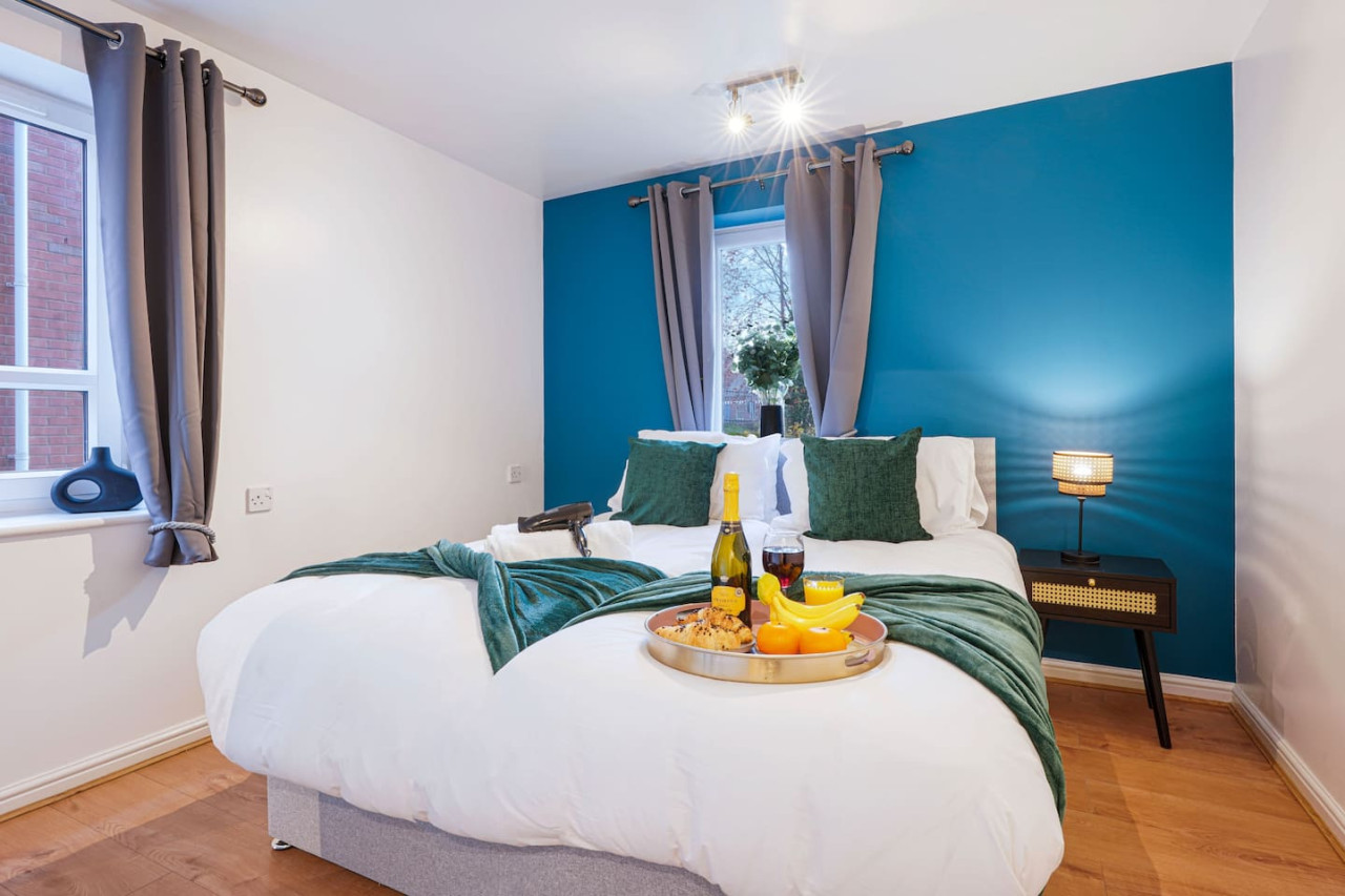 Central Apartment - Free Parking & Fast Wifi in Seymour House, Sandy Lane - Property image 2 - VivreStays