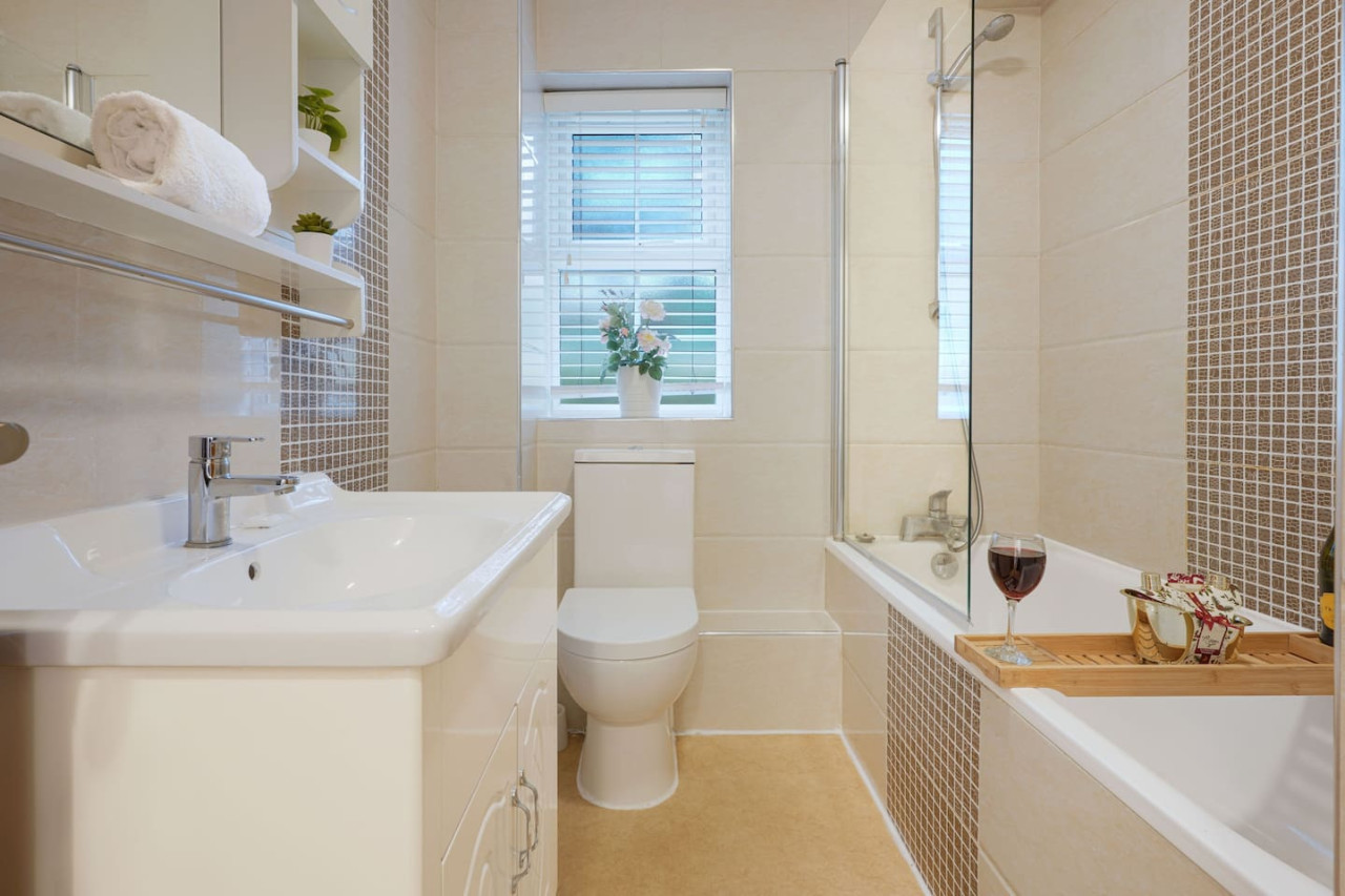 Stylish Flat • City Centre • Sleep 5 • Free Parking • Fast Wifi in 54 The Avenue - Property image 9 - VivreStays