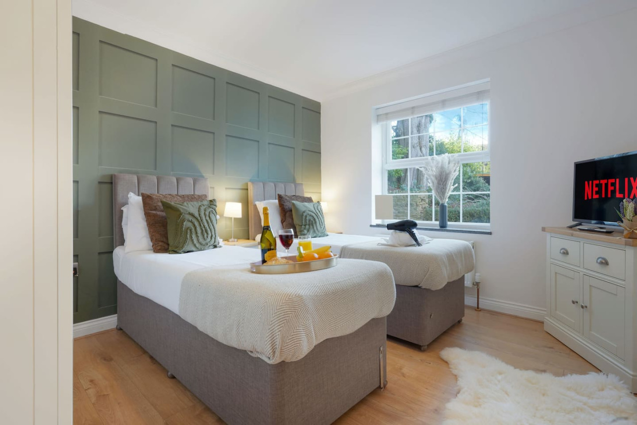 Stylish Flat • City Centre • Sleep 5 • Free Parking • Fast Wifi in 54 The Avenue - Property image 2 - VivreStays
