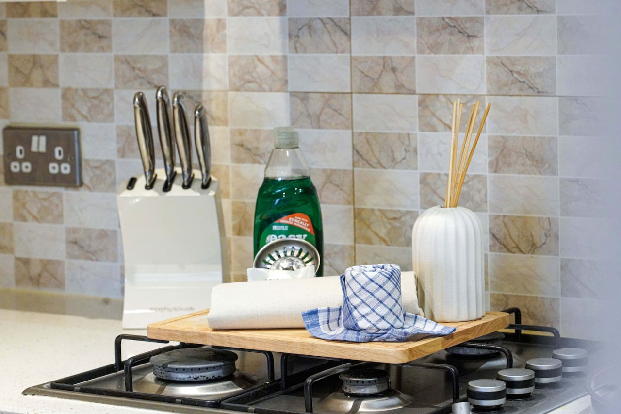 Stylish Flat • City Centre • Sleep 5 • Free Parking • Fast Wifi in 54 The Avenue - Property image 18 - VivreStays